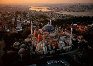 Στηλιτεύεται ο τούρκικος τρόπος εορτασµού της πτώσης της Κωνσταντινούπολης.