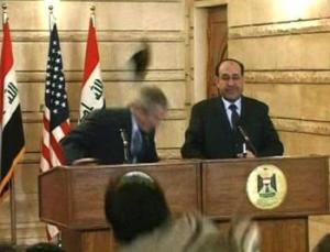 Ιρακινός δημοσιογράφος πέταξε τα παπούτσια του και έβρισε τον Πρόεδρο Μπους