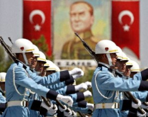 Τουρκία: Ο στρατός συνεχίζει να δίνει «γραμμή»