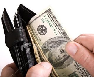 Ταξιτζής επέστεψε πορτοφόλι με 21.000 δολαρια στην κατοχό του