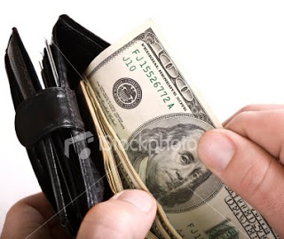 Ταξιτζής επέστεψε πορτοφόλι με 21.000 δολαρια στην κατοχό του