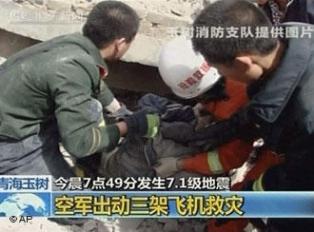 Κίνα: Τουλάχιστον 400 νεκροί από το σεισμό