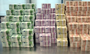 «Πώς η Αθήνα πήρε με απάτες το ευρώ»