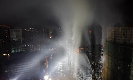 Πάνω από 40 οι νεκροί από τη φωτιά στη Σανγκάη