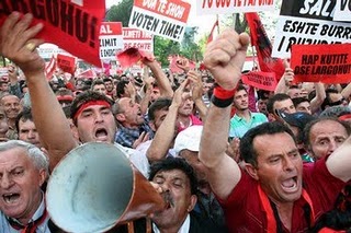 Με αίμα βάφτηκε η μεγάλη διαδήλωση της αντιπολίτευσης στα Τίρανα!