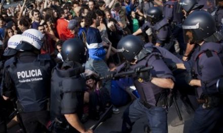Στην Ισπανία μετά από 12 ημέρες διαδηλώσεων οι σοσιαλιστές άρχισαν να μαζεύουν τον κόσμο δια της βίας…