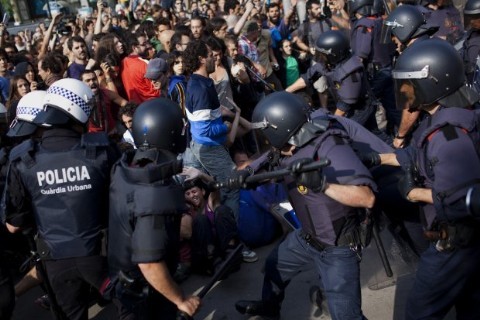 Στην Ισπανία μετά από 12 ημέρες διαδηλώσεων οι σοσιαλιστές άρχισαν να μαζεύουν τον κόσμο δια της βίας…