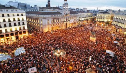 Χιλιάδες νέοι διαδηλώνουν στην Ισπανία για το υψηλό ποσοστό ανεργίας, εδώ πανηγυρίζουν λόγω παρατάξεων…