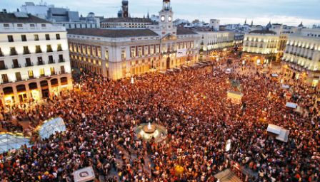 Χιλιάδες νέοι διαδηλώνουν στην Ισπανία για το υψηλό ποσοστό ανεργίας, εδώ πανηγυρίζουν λόγω παρατάξεων…