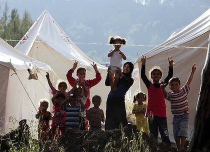 Syria refugees crowd Turkish border