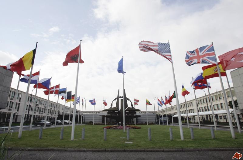 Λιβύη: «Οχι» στην επέμβαση του ΝΑΤΟ λένε οι Γάλλοι, «ναι» οι Βρετανοί