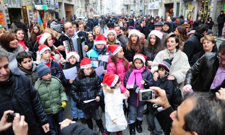 O Ελληνισμός της Κωνσταντινούπολης ανθεί. Έχει μέλλον. Χριστουγεννιάτικα κάλαντα στο κέντρο της Κωνσταντινούπολης