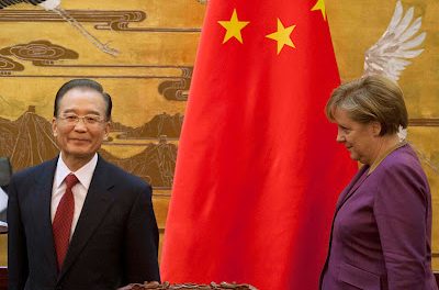 Στήριξη χωρίς δεσμεύσεις δίνει το Πεκίνο στη Μέρκελ για την κρίση στην Ευρωζώνη
