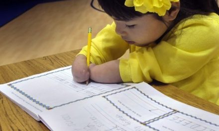 7χρονη που γεννήθηκε χωρίς χέρια κέρδισε σε διαγωνισμό καλλιγραφίας