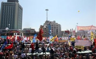 Εντυπωσιακή ειρηνική διαδήλωση στην Κωνσταντινούπολη