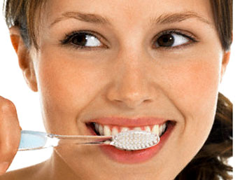 Το μη πλύσιμο των δοντιών αφαιρεί χρόνια