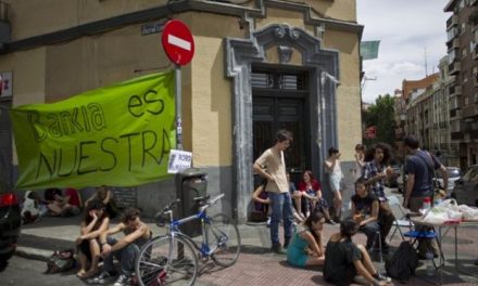 Εξοργισμένοι οι Ισπανοί με τους «κλέφτες» τραπεζίτες Τα βρετανικά μέσα ενημέρωσης καταγράφουν τις αντιδράσεις των ισπανών πολιτών