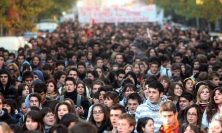 Το 48% των νέων Ελλήνων στηρίζεται από τους γονείς τους
