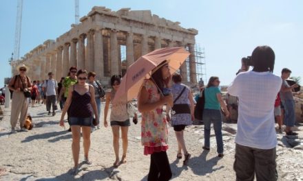 Chinese tourists invade Greece and Invest