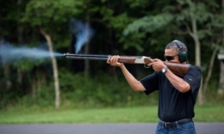 Πανικός στο διαδίκτυο με την εικόνα του αμερικανού προέδρου που τον δείχνει να πυροβολεί