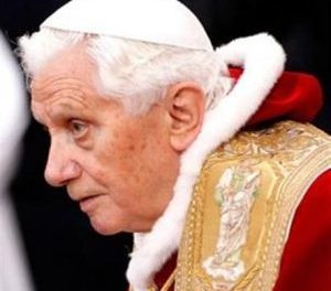 La Repubblica: Σεξ και δωροδοκίες «πίσω» από την παραίτηση του Πάπα