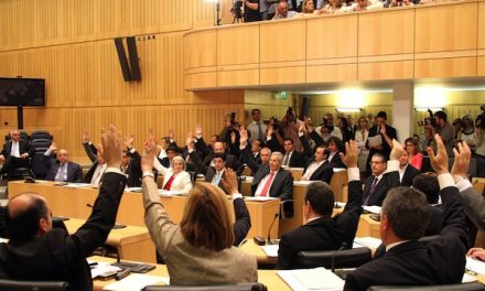Στην κυπριακή Βουλή κρίνεται με οριακή πλειοψηφία το μνημόνιο
