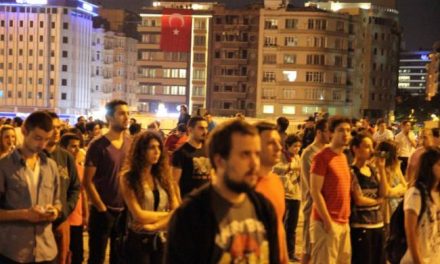 Οι ακίνητοι διαδηλωτές σε όλη την Τουρκία