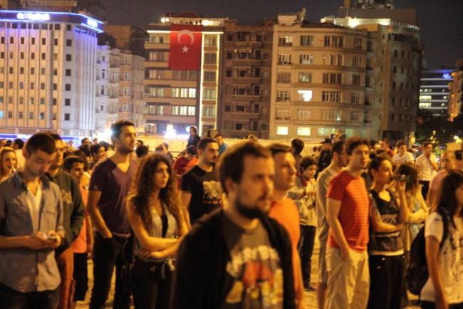 Οι ακίνητοι διαδηλωτές σε όλη την Τουρκία