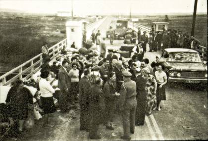 Στις 16 Μαρτίου 1964 η τουρκική κυβέρνηση αποφάσισε να απελάσει τους 12.500 Ελληνες πολίτες που είχαν την ιδιότητα των «Etablis» και οι οποίοι προστατεύονταν από τη Συνθήκη της Λωζάννης