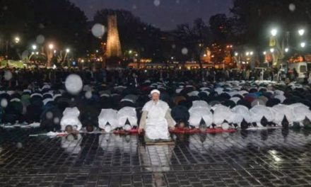 Ακραίοι ισλαμιστές μπροστά την Αγιά Σοφιά ζητού να γίνει τζαμί
