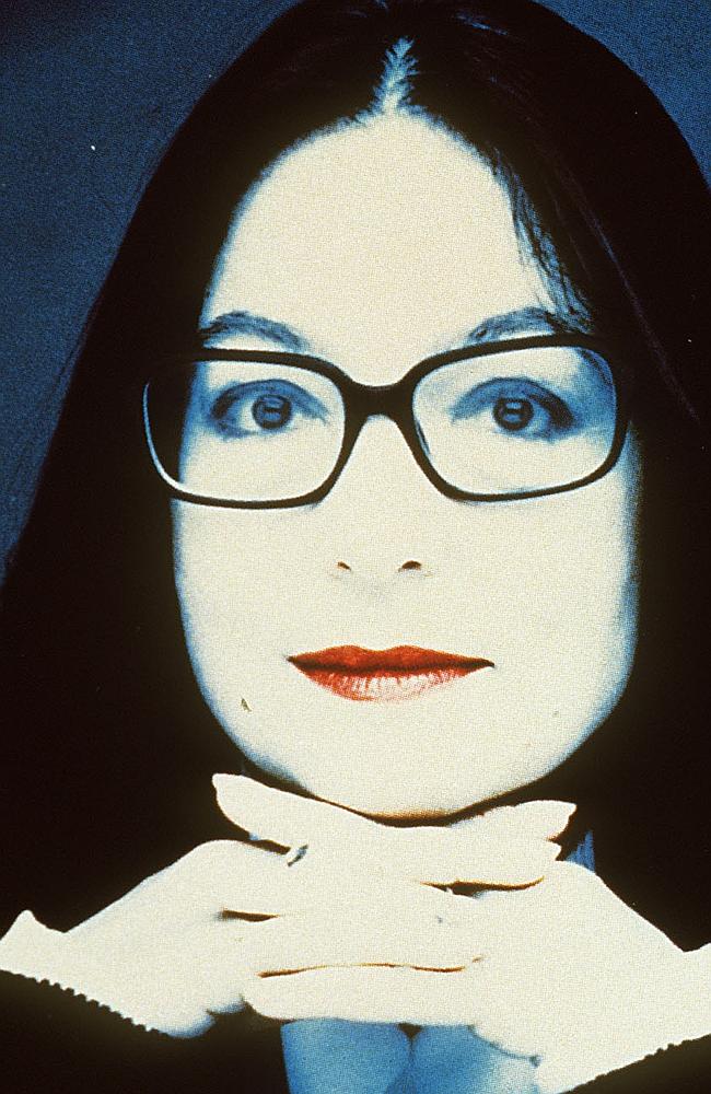 Nana Mouskouri, with her heavy glasses and extra pounds, was the antithesis of today’s mu
