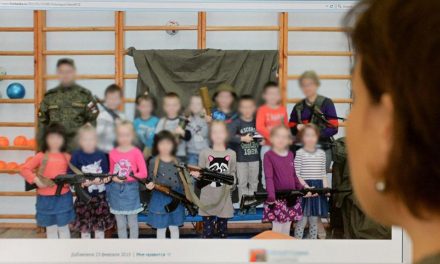 Ρωσία: Αντιδράσεις για τις φωτογραφίες παιδιών με όπλα στη διάρκεια μαθήματος