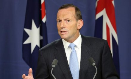Αυστραλός πρωθυπουργός: “Μειώστε δαπάνες μη γίνουμε Ελλάδα”