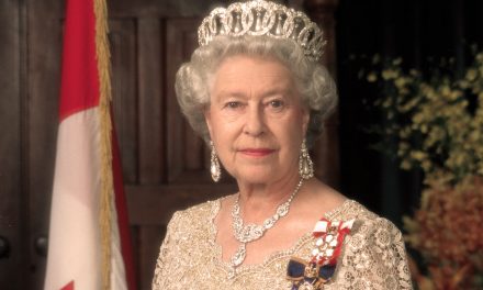 Κατηγορούν την βασίλισσα Ελισάβετ για μισθούς πείνας
