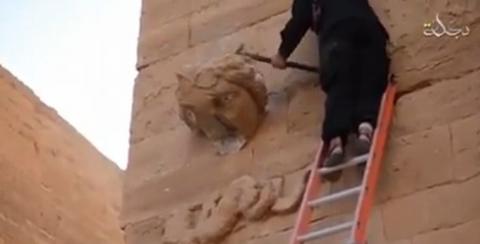 Νέο βίντεο φρίκης: Τζιχαντιστές ισοπεδώνουν με βαριοπούλες και καλάσνικοφ αρχαία πόλη
