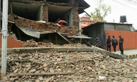 100αδες  νεκροί και εικόνες βιβλικής καταστροφής από τα 7,9 Ρίχτερ που συγκλόνισαν το Νεπάλ