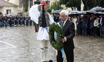 Πρ. Παυλόπουλος από Μεσολόγγι: Δεν υποστέλλουμε τη σημαία