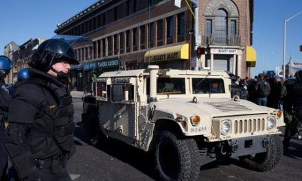 Χάος στην Βαλτιμόρη: Στρατιώτες της Εθνοφρουράς και αστυνομικοί στους δρόμους μετά τις ταραχές