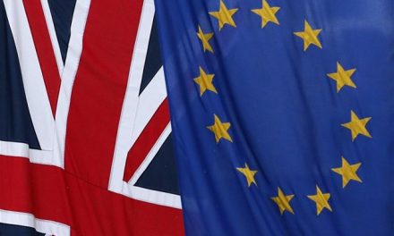 Υπέρ της παραμονής της χώρας στην ΕΕ τάσσονται οι Βρετανοί, σύμφωνα με δημοσκόπηση