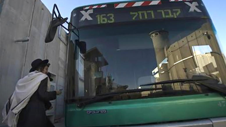 Ισραήλ: Απαγόρευση επιβίβασης στο λεωφορείο για Παλαιστινίους