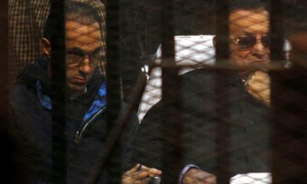 Καταδικάστηκαν ο Χόσνι Μουμπάρακ και δύο γιοι του
