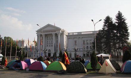 Σκόπια: Με σκηνές έξω από τη Βουλή ζητούν παραίτηση Γκρουέφσκι οι διαδηλωτές