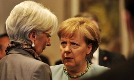 Bloomberg: “Κόντρα” Lagarde-Merkel για το ελληνικό χρέος