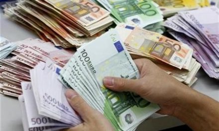 48 δισ. ευρώ έκαναν φτερά από τις ελληνικές τράπεζες μέσα σε 8 μήνες
