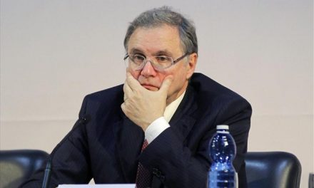 Διοικητής της Τράπεζας της Ιταλίας: Η επιμήκυνση του ελληνικού χρέους δεν αρκεί