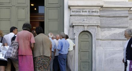 Τελικά πόσα χρήματα βγήκαν από τις ελληνικές τράπεζες πριν τα capital controls;