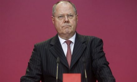 «Όχι» θα ψηφίσει πρώην ΥΠΟΙΚ Στάινμπρουκ του SPD και το Die Linke