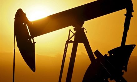 DW: Γιατί υποχωρεί η τιμή του πετρελαίου