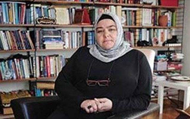 Υπουργός με μαντίλα για πρώτη φορά στην ιστορία της Τουρκίας