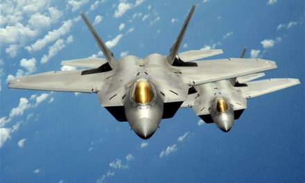 ΗΠΑ: Προς διάθεση μαχητικών F22 στην Ευρώπη ενάντια «στη ρωσική επιθετικότητα»
